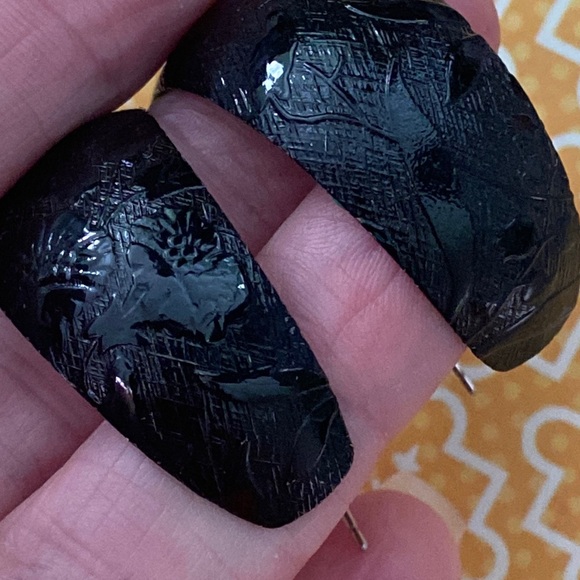 80s black textured patterned enamel paint crescent earrings - Picture 6 of 8